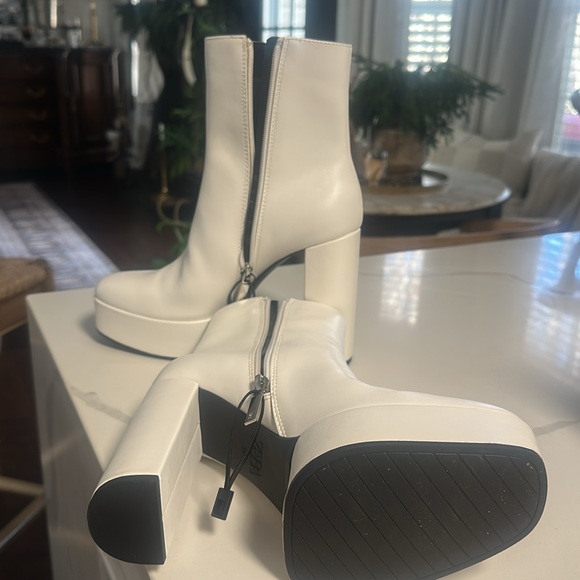 Fashionsble White Women's Boots - Picture 6 of 6